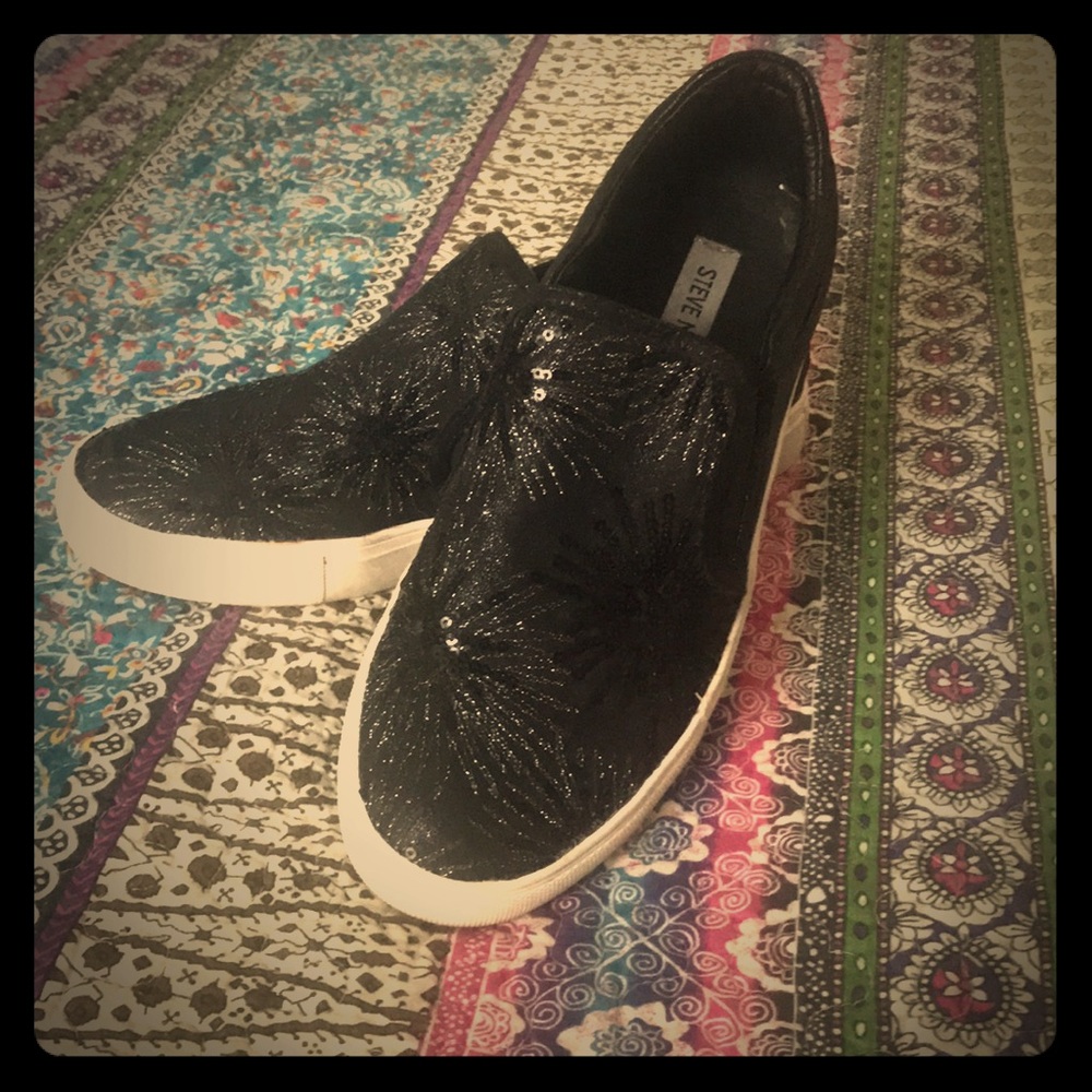 Black sequence Steve Madden slip on sneakers 🌻